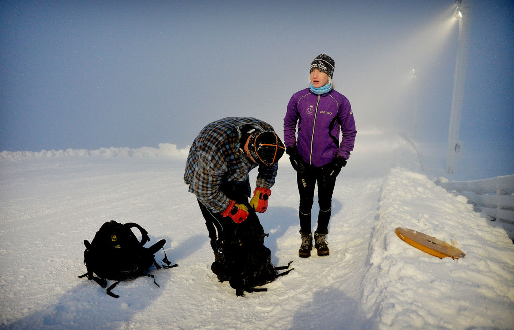 Det är minusgrader och virvlande snö, men kylan känns först om Sofia Mattsson står stilla. På väg upp för pisten är minusgraderna den mildaste fienden.